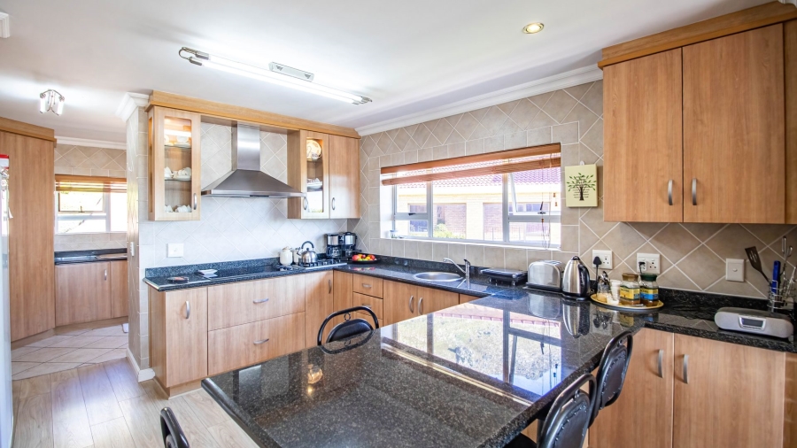 5 Bedroom Property for Sale in Mountainside Western Cape